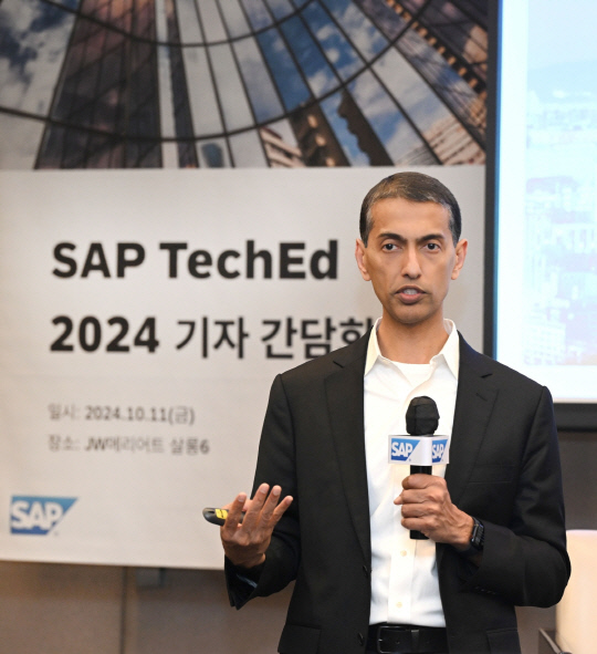 무하마드 알람 SAP 제품 엔지니어링 총괄 및 이사회 임원은 11일 서울 서초구 JW 메리어트 호텔 서울에서 열린 SAP 테크에드(TechEd)에서 발언을 하고 있다. SAP 제공